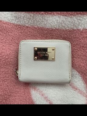 Michael Kors White Leather Zip Wallet with Gold Plaque